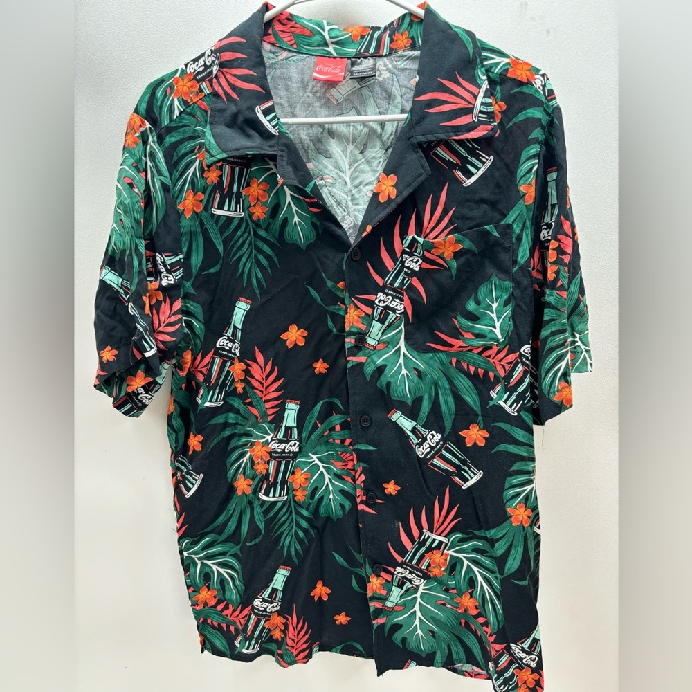 Coca-Cola Men's Size M Hawaiian Casual Button Down Tropical Lightweight Shirt